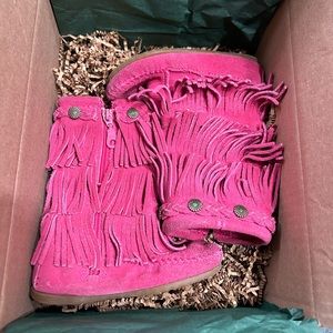 MINNETONKA three layer fringe boots size 9 toddler Pink